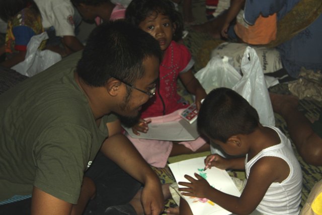 Bersama Backpacker Indonesia menjadi relawan Merapi 2010. doc : Nizar Wogan