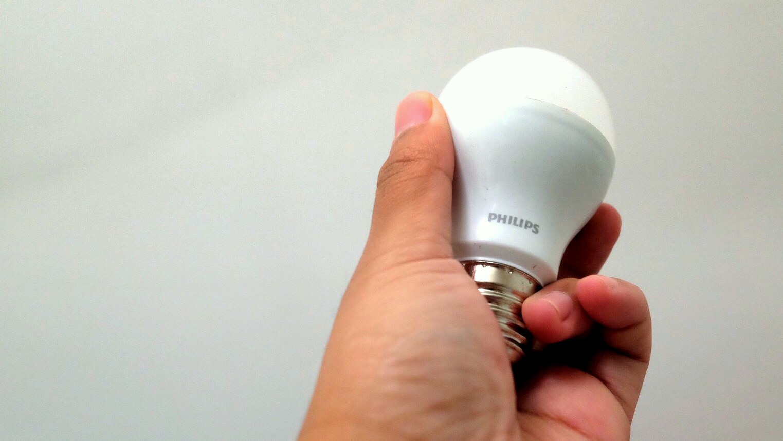 Efisiensi Listrik Menggunakan Lampu LED Philips SceneSwitch Efenerr